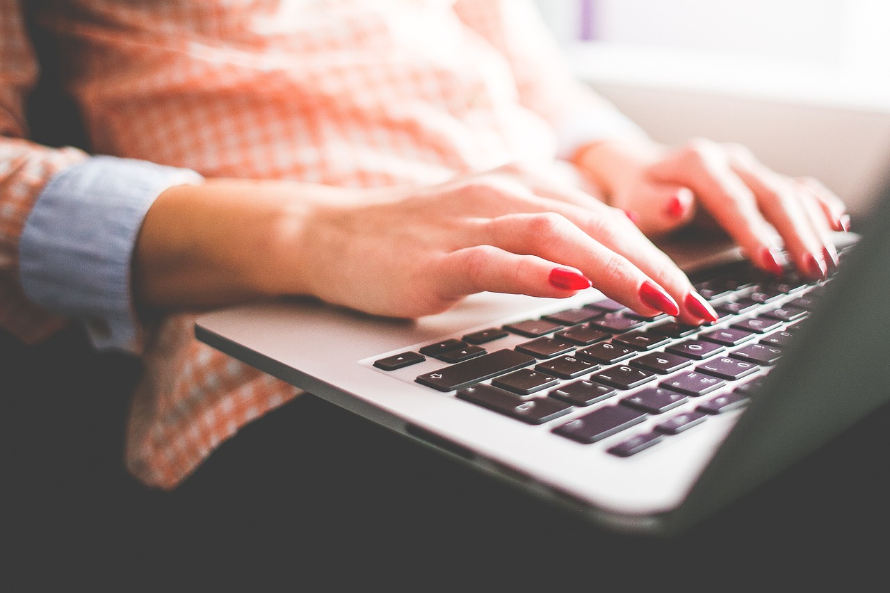woman-typing